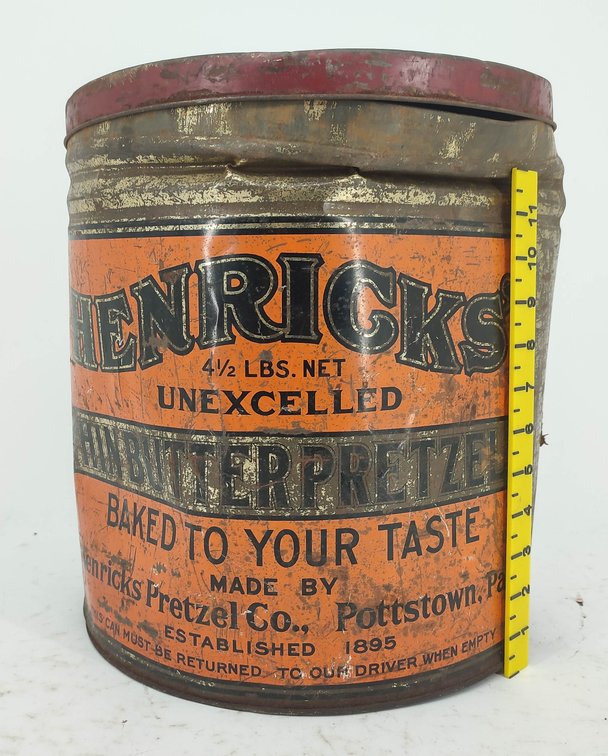 LARGE HENRICKS THIN BUTTER PRETZEL TIN  INV 260350009