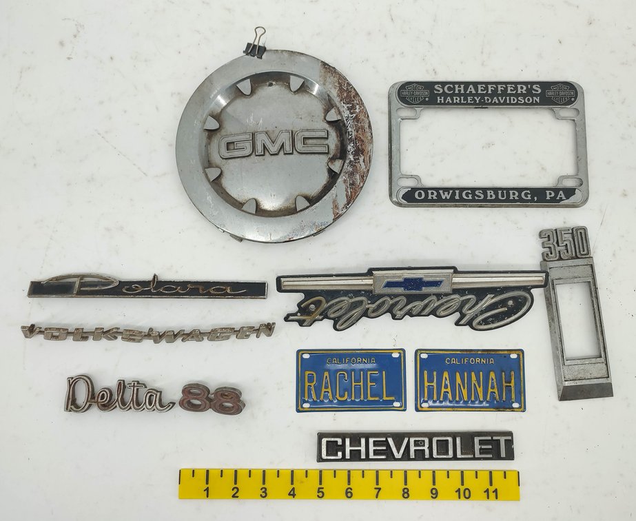 TRAY OF MIXED CHEVROLET EMBLEMS & OTHER INV 260980019