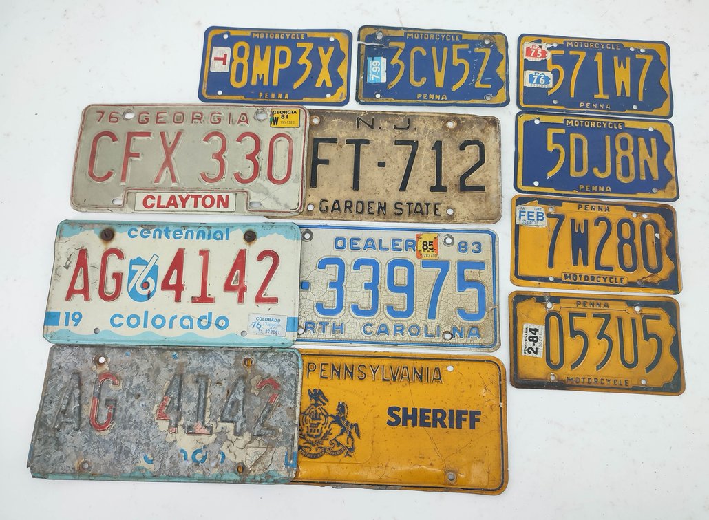 TRAY OF VINTAGE AUTO & MOTORCYCLE LICENSE PLATES INV 260980020