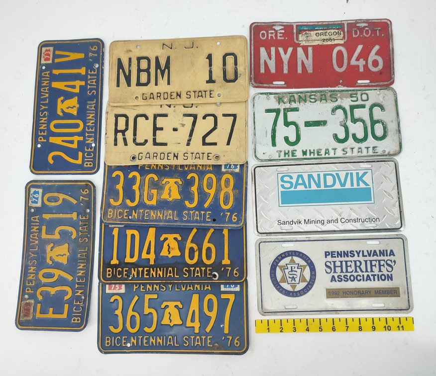 TRAY OF VINTAGE AUTOMOBILE LICENSE PLATES / MIXED STATES INV 260980021