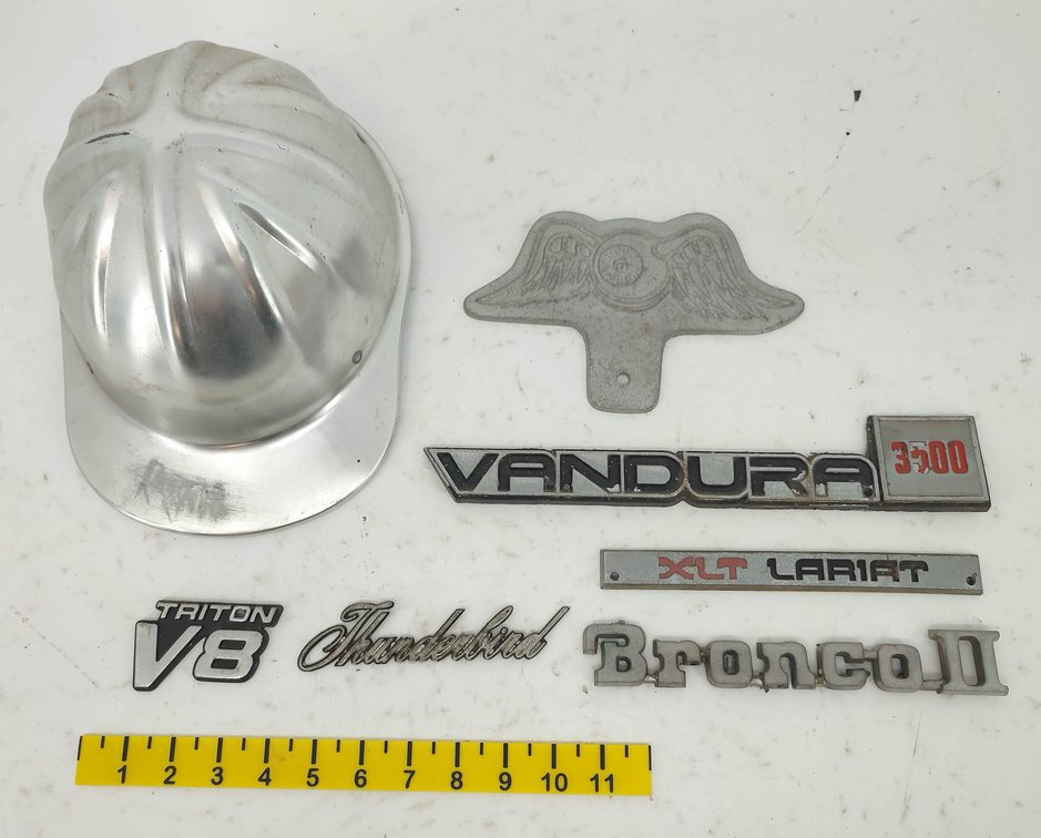 TRAY OF MIXED FORD EMBLEMS & OTHER INV 260980023