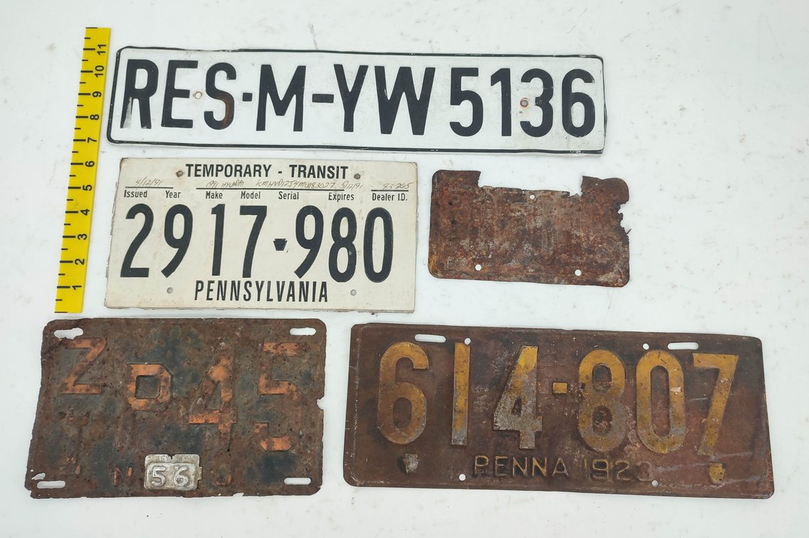 TRAY OF MIXED VINTAGE LICENSE PLATES INV 260980018