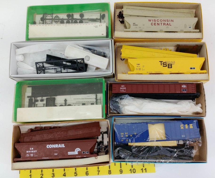 8 HO FREIGHT CAR KITS: CONRAIL HOPPER, CSX BOXCAR, WISCONSIN CENTRAL, TSB, MP, 2 TRAILERS, 8 OBS INV 261040030