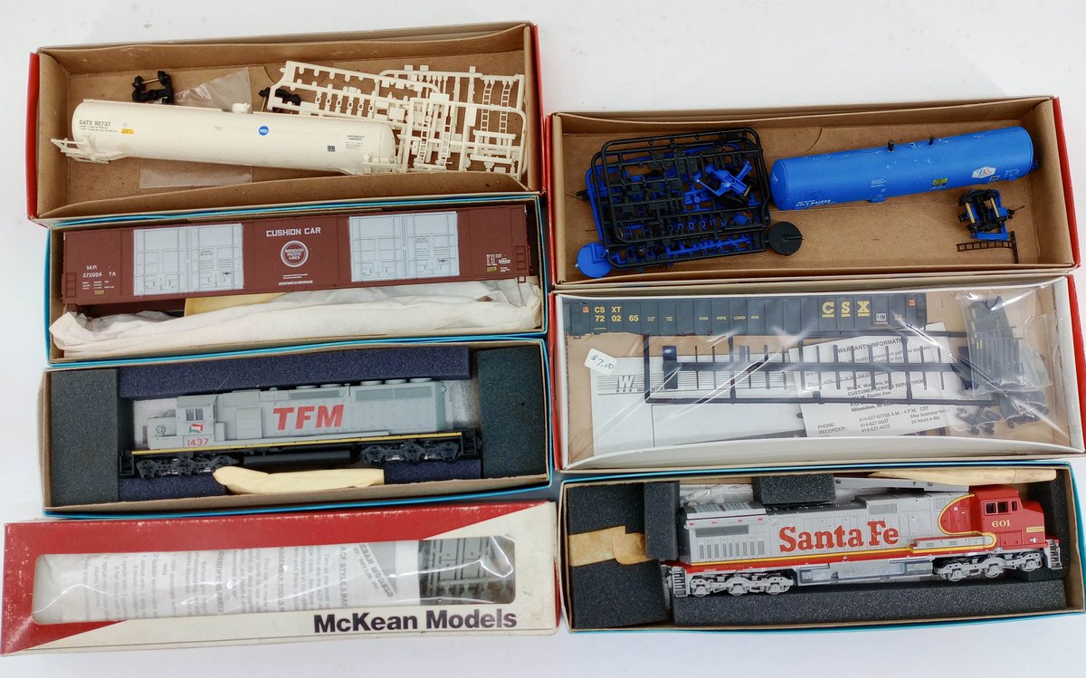 MCKEAN MODELS CHEMPLEX PLASTICS HOPPER, 2 LOCOMOTIVES, & 4 ASSORTED HO FREIGHT CAR KITS, 7 OBS INV 261040031