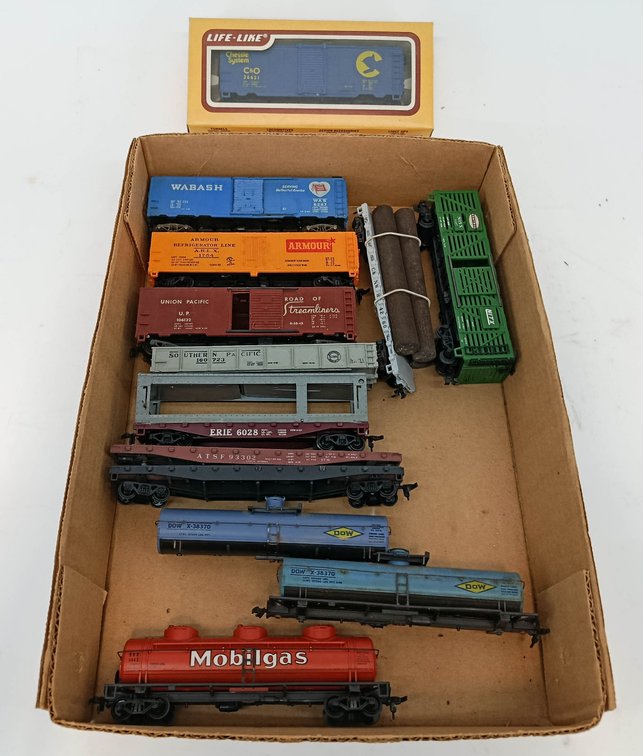 LIFE-LIKE 8476 C&O BOXCAR W/ OB & ASSORTED FREIGHT CARS  INV 261671937