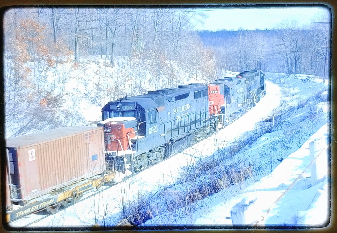 1000S OF COLOR SLIDES: SAMPLED SLIDE BOXES WERE MOSTLY TRAINS INV 260490001
