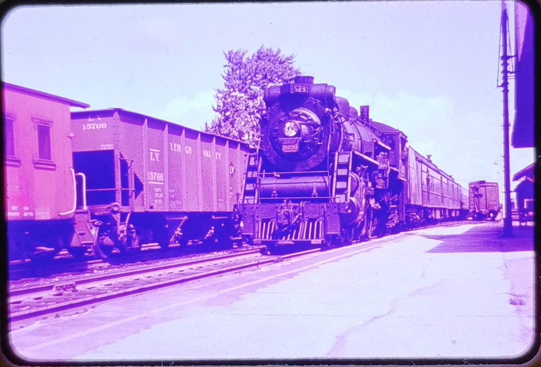 75+ COLOR SLIDES MOSTLY PEOPLE, SOME TRAINS IN KODAK CAROUSEL SLIDE TRAY AND EIKO LAMP AND BOX OF HP CONNECTORS & REMOTE INV 260490013