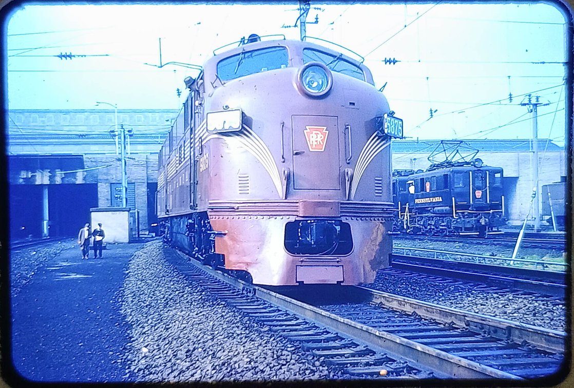 75+ COLOR SLIDES: TRAINS, RR SCENERY  INV 260830003