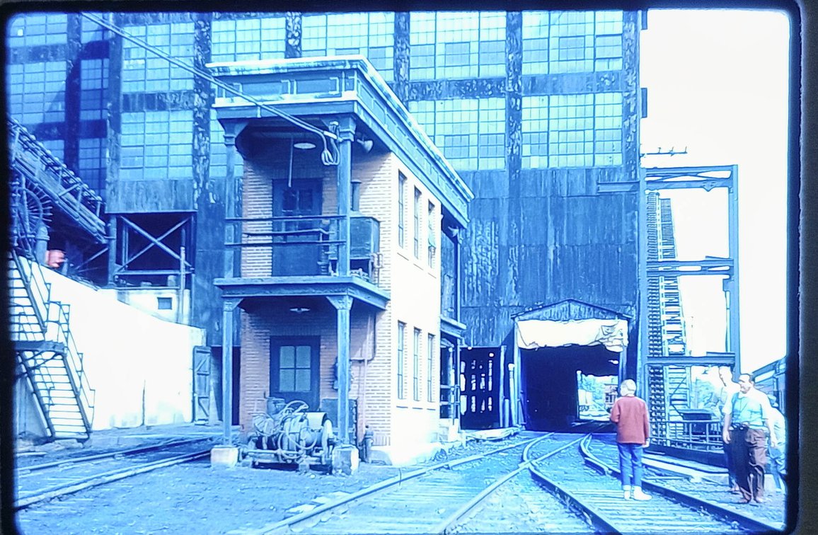 75+ COLOR SLIDES: TRAINS, SCENERY, PERMANENT RR FACILITIES  INV 260830002