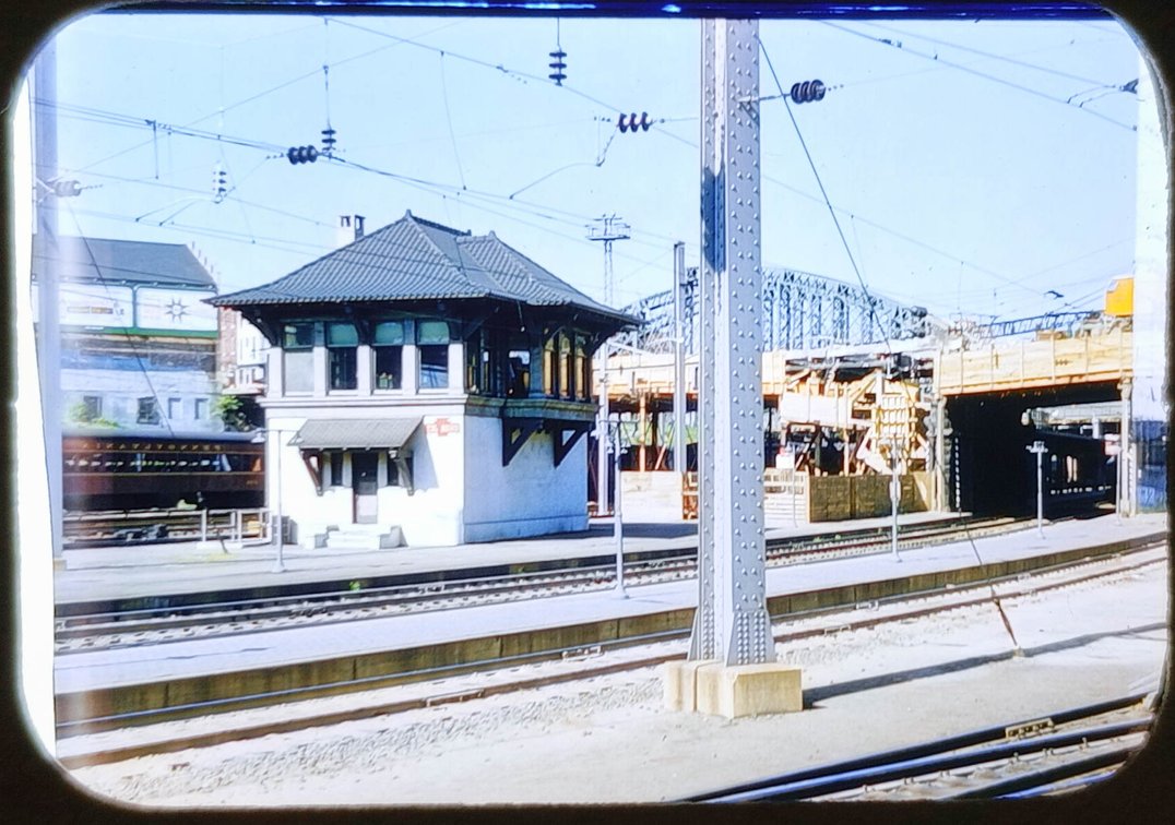 100+ COLOR SLIDES: TRAINS, RAILWAY SCENERY, PERMANENT RR FACILITIES  INV 260830005
