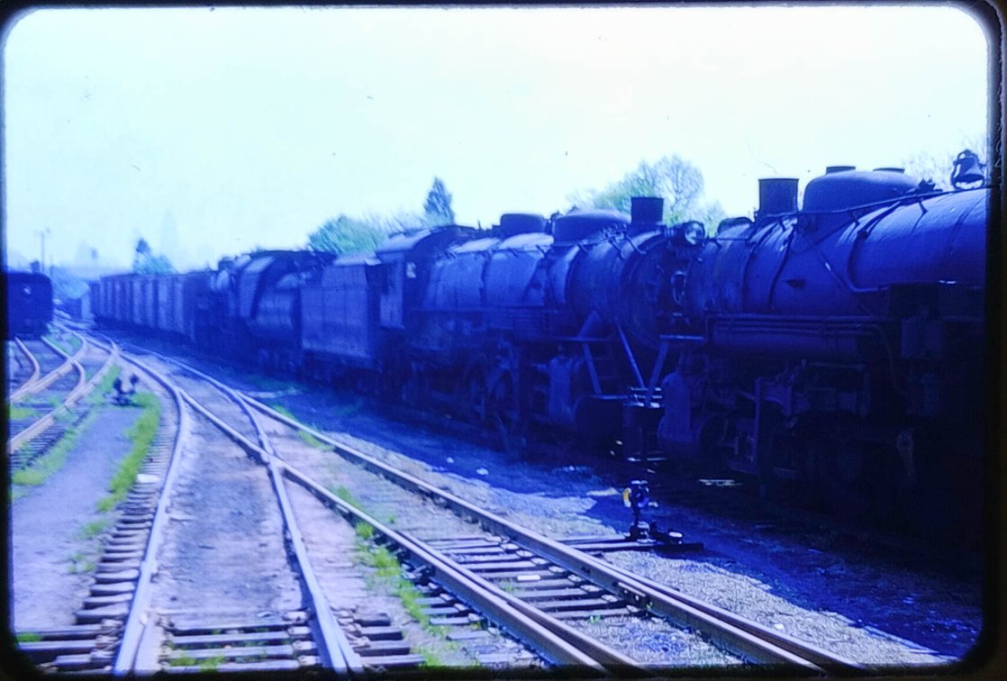 120+ COLOR SLIDES: MOSTLY TRAINS, BUILDINGS, RAILWAY SCENERY  INV 260830008