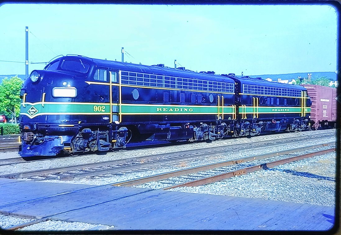 650+ COLORED SLIDES: MOSTLY TRAINS  INV 261380001