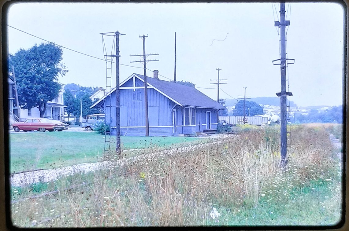 400+ COLOR SLIDES - MOSTLY STATIONS AND FIXED FACILITIES, MOST LABELED  INV 262510785