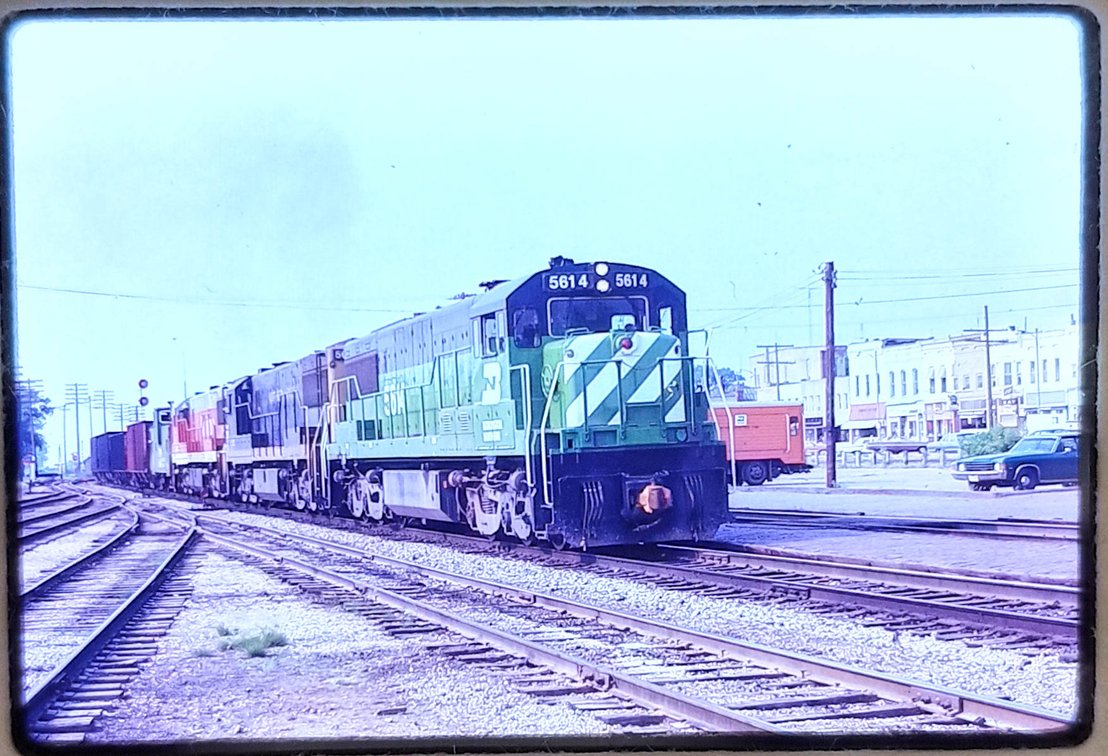 200+ COLORED SLIDES: MOSTLY TRAINS, RAILROAD FACILITIES  INV 262510819