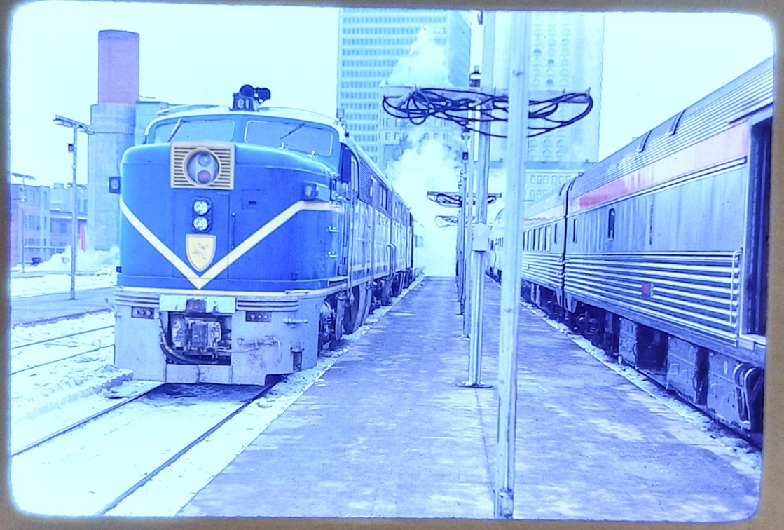 300+ COLORED SLIDES: MOSTLY TRAINS, RAILROAD FACILITIES  INV 262510822