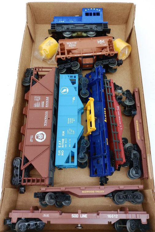 7 ASSORTED LIONEL O GAUGE ALASKA SWITCHER, HOPPERS & FLATCARS, NO OBS  INV 263310021
