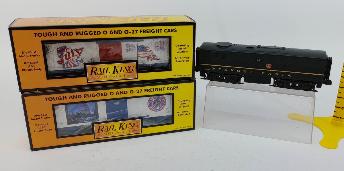 3 RAIL KING MTH O GAUGE PENNSYLVANIA FA-2 B UNIT & 2 BOXCARS, 3 OBS  INV 263310034