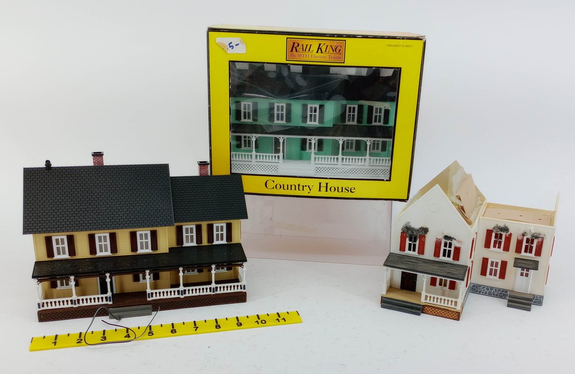 3 RAIL KING O GAUGE 30-9047 COUNTRY HOUSE & 2 HOUSE BUILDINGS, 1 OB, DAMAGED  INV 263310039