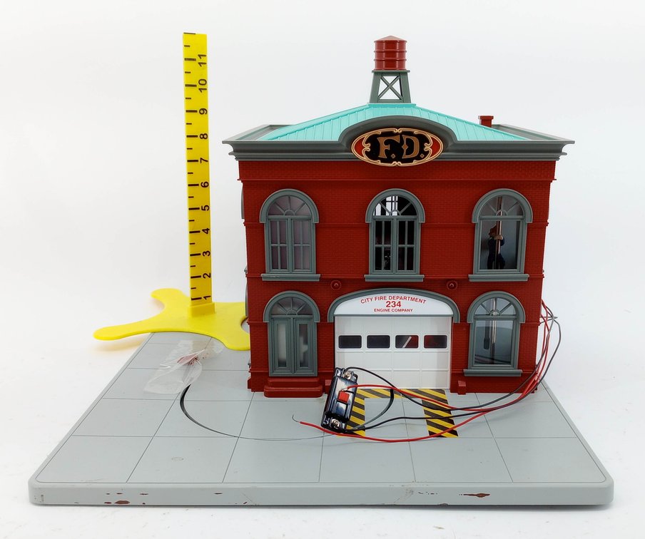 O GAUGE CITY FIRE DEPARTMENT 234 ENGINE COMPANY FIREHOUSE BUILDING W/ FIREMAN POLE, NO BOX  INV 263310043