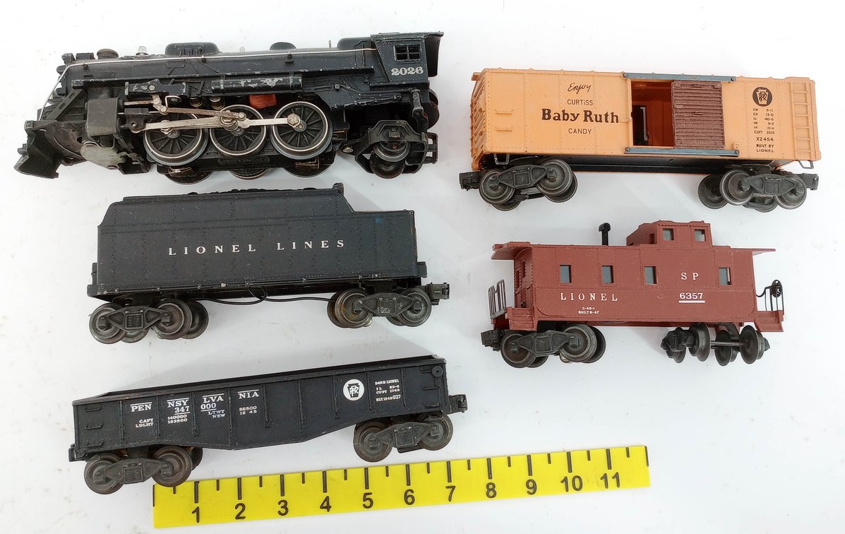 LIONEL O GAUGE 2026 STEAM LOCOMOTIVE W/ TENDER & 3 CARS, BABY RUTH BOXCAR, PENNSYLVANIA GONDOLA, SP CABOOSE  INV 263310053