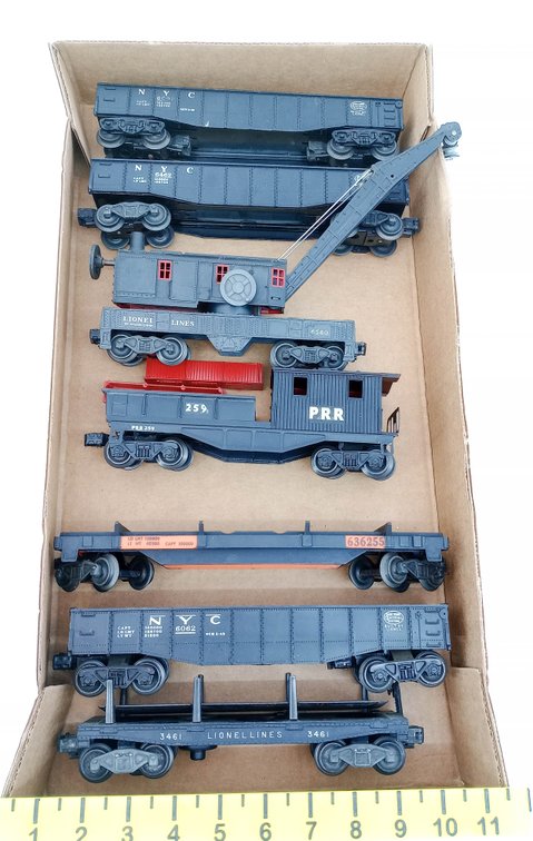 7 LIONEL O GAUGE ASSORTED NYC & PRR GONDOLAS, CRANE CAR, FLATCARS & CABOOSE CAR  INV 263310055
