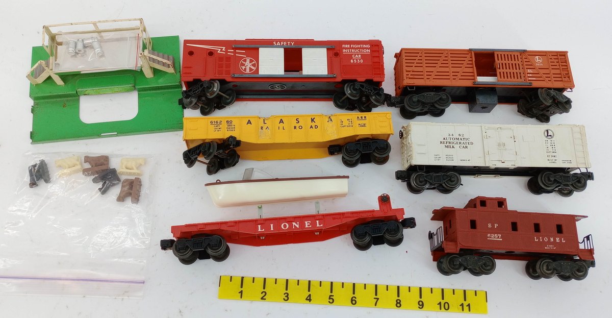 LIONEL O GAUGE 6 CARS INCL ALASKA GONDOLA, SP CABOOSE, FIRE FIGHTING CAR & MILK CAR W/ PLATFORM  INV 263310054