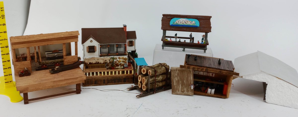 5 PLASTIC & WOODEN BLDGS PLUS WOODPILE  INV 263310065
