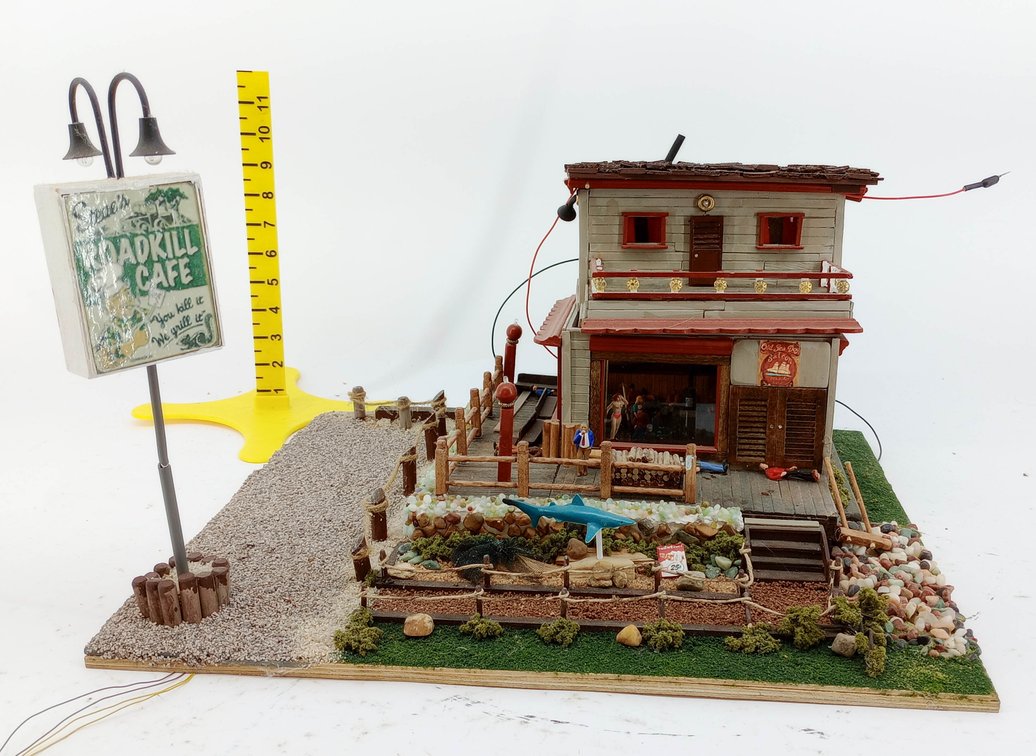 BEACHFRONT CAFE FOR O-GAUGE LAYOUT 19X16X10"  INV 263310066