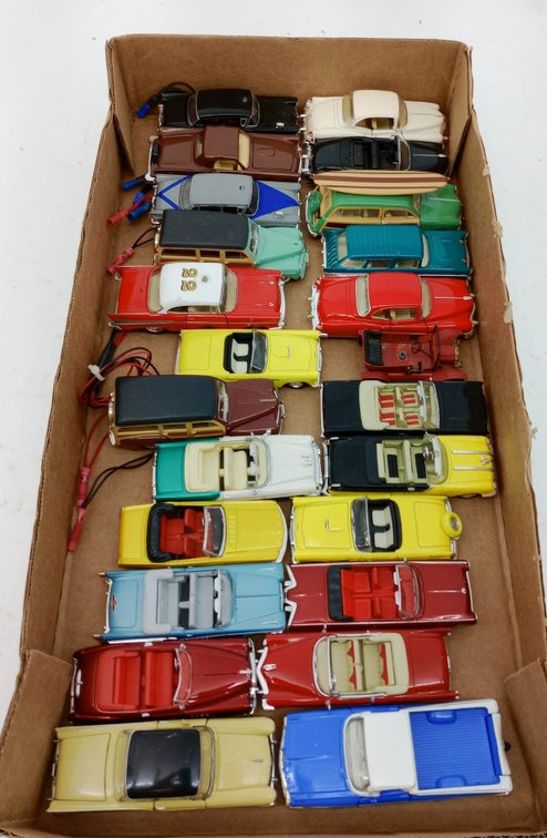 ASSORTED DIE-CAST CLASSIC CARS CONVERTIBLES WOODIES FIRE CHIEF & PICKUP SURFBOARD WAGON 1950S STYLE  INV 263310070