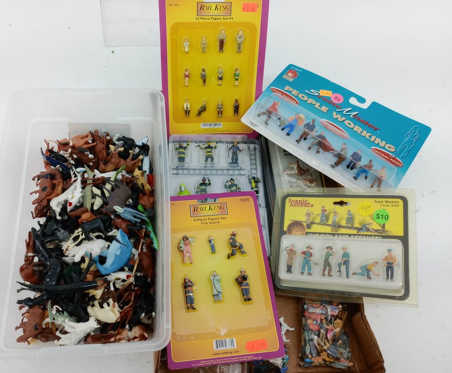 ASSORTED MINIATURE PLASTIC ANIMALS & TRAIN LAYOUT FIGURES RAIL KING K-LINE WOODLAND SCENICS SCENEMASTER SOME OBS  INV 263310079