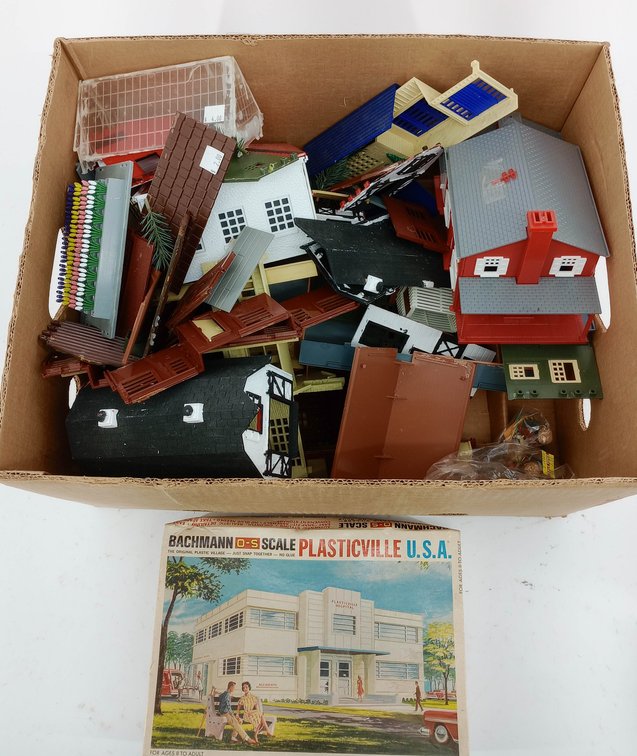 BOX OF ASSEMBLED & DISASSEMBLED BUILDINGS  INV 263310081