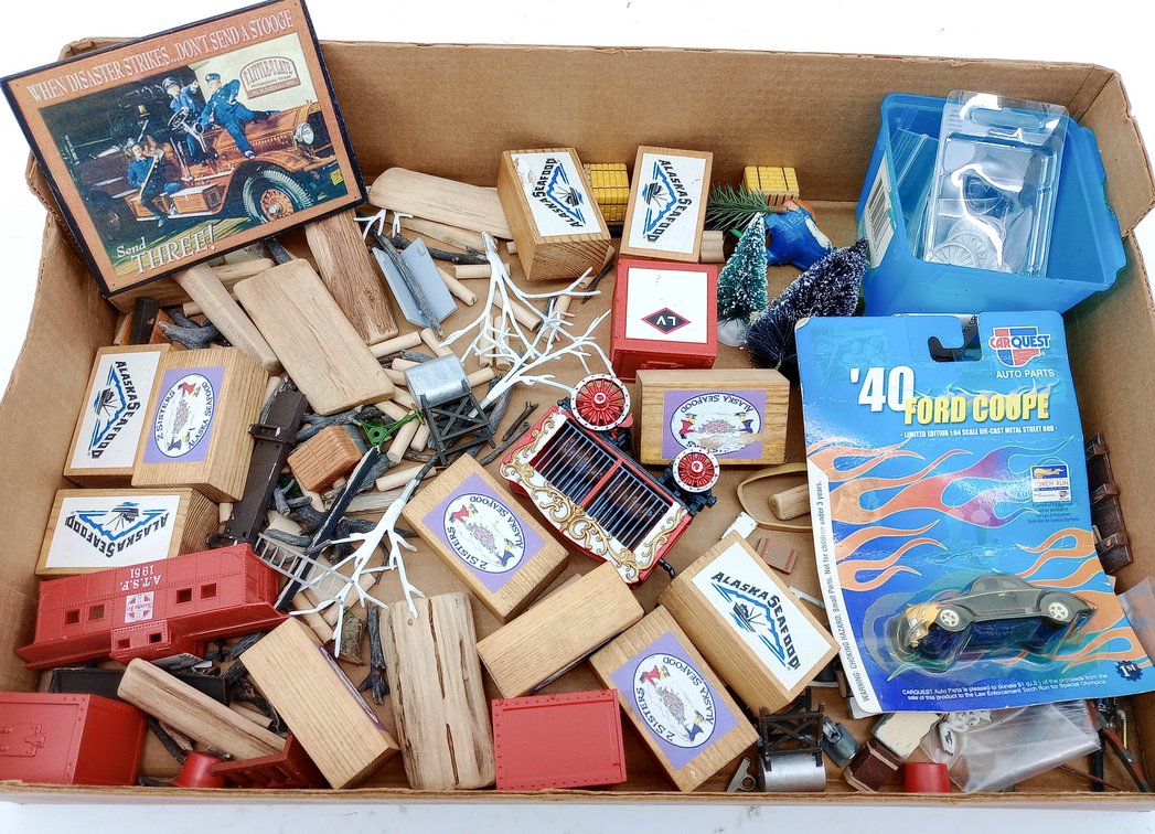 ASSORTED MODEL RAILROAD ACCESSORIES ALASKA SEAFOOD WOOD CRATES SANTA FE CABOOSE CARQUEST '40 FORD COUPE 1 OB  INV 263310083