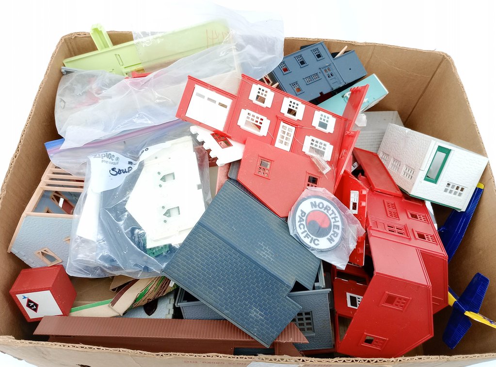 ASSORTED O GAUGE PLASTIC BUILDINGS & ACCESSORIES W/ NORTHERN PACIFIC PATCH, NNC  INV 263310092