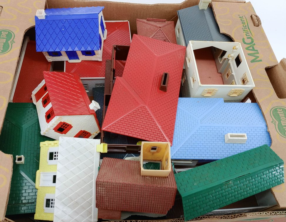 ASSORTED PLASTIC MODEL TRAIN BUILDINGS & HOUSES, NNC  INV 263310093