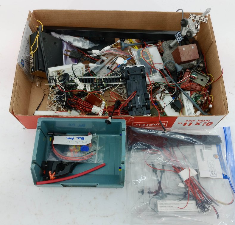 ASSORTED O GAUGE LAYOUT WIRING, LIGHTS, CROSSING SIGNAL, TRACK & ACCESSORIES  INV 263310104