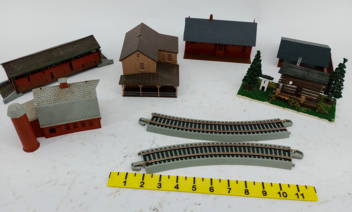 ASSORTED HO SCALE BUILDINGS & 2 CURVED TRACK SECTIONS, FARM HOUSE BARN COVERED BRIDGE LOG CABIN  INV 263310106