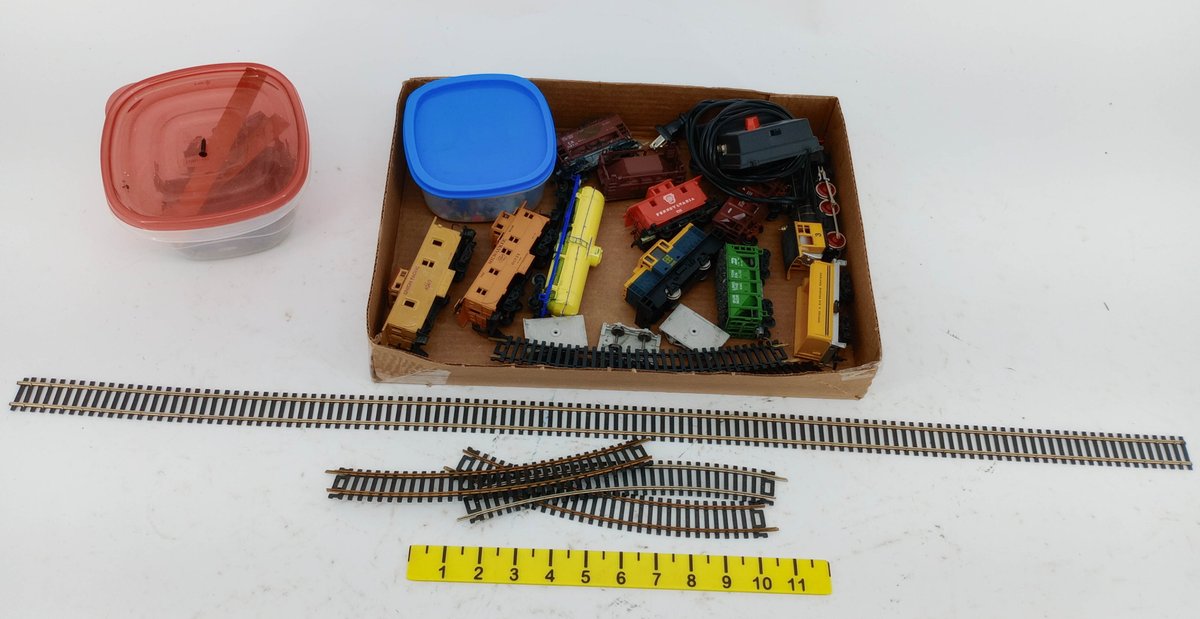 ASSORTED HO SCALE TRAIN CARS, LOCOMOTIVES, TRACK, BACHMANN-STYLE FIGURES & TYCO-STYLE POWER PACK  INV 263310107