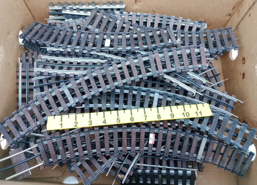 ASSORTED O GAUGE CURVED & STRAIGHT TRACK SECTIONS  INV 263310109