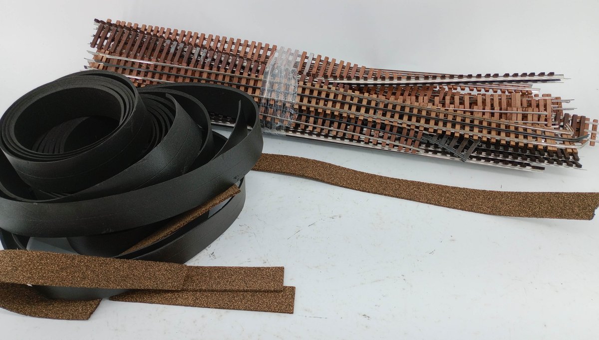 ASSORTED O GAUGE FLEX TRACK SECTIONS W/ ROADBED STRIPS  INV 263310108