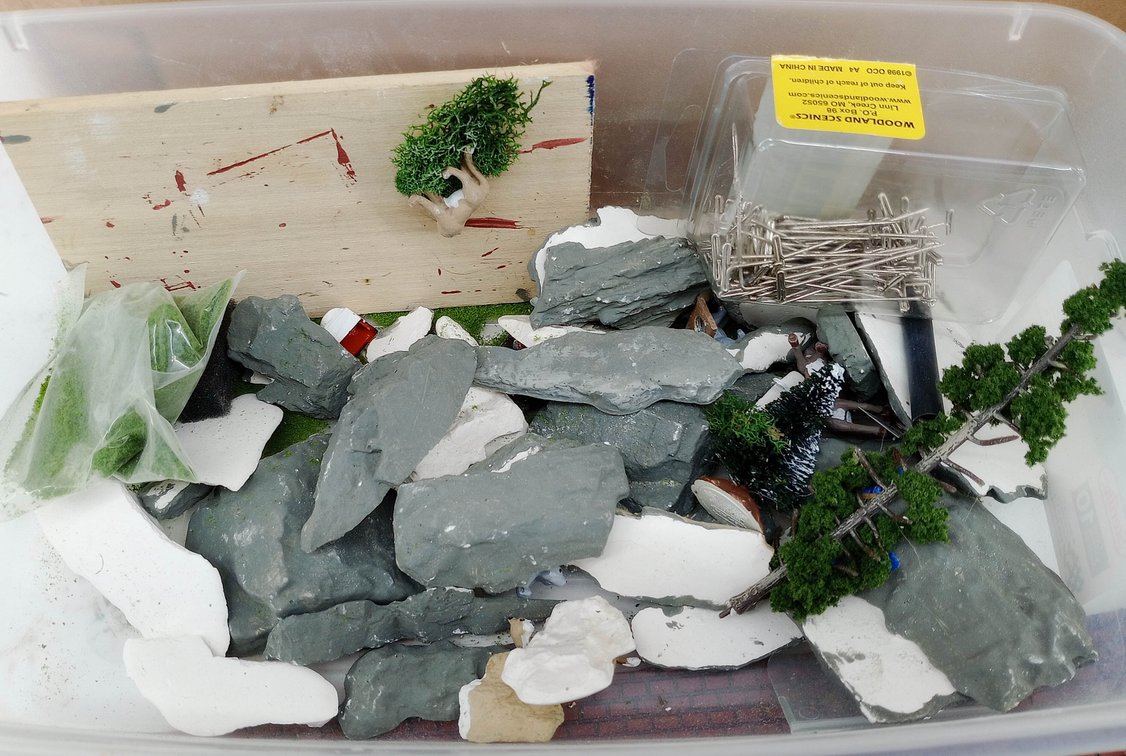 WOODLAND SCENICS SUBTERRAIN FOAM TACK GLUE, ROCK MOLDS, BRICK SHEETS & SCENERY SUPPLIES LOT  INV 263310113