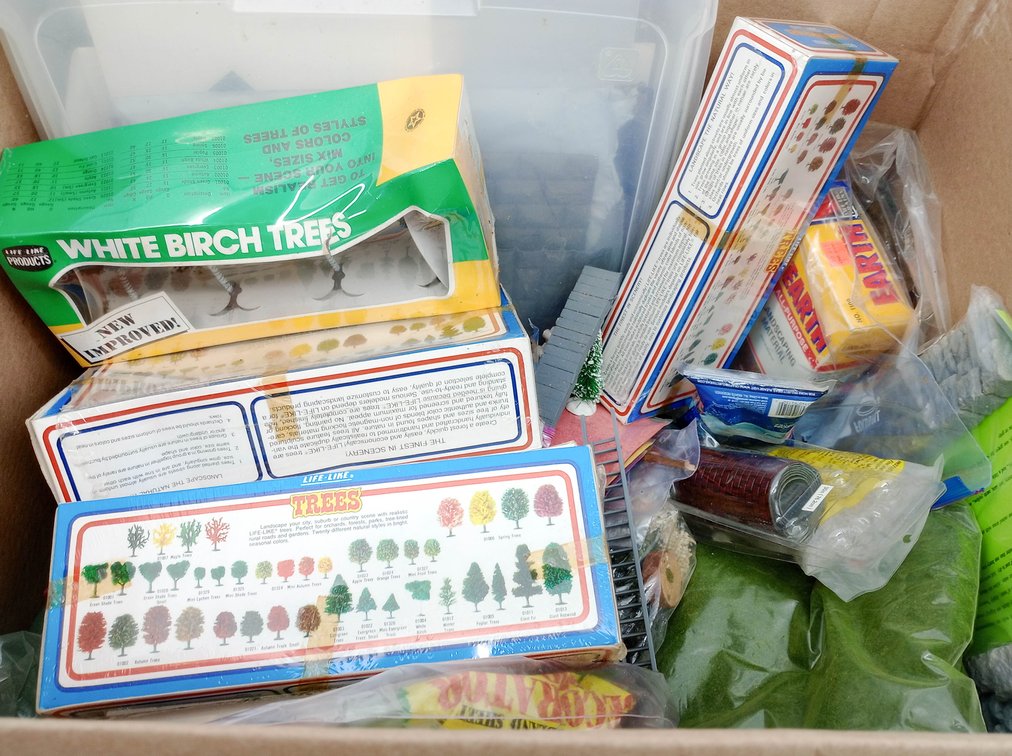 ASSORTED LIFE-LIKE HO SCALE MODEL TREES & SCENERY SUPPLIES  INV 263310119