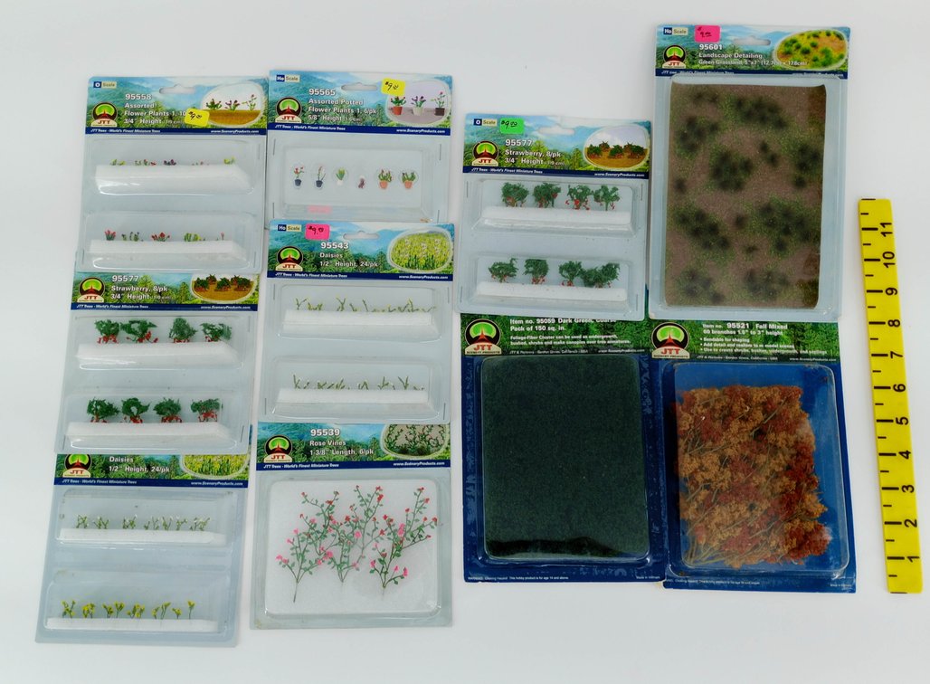 JTT SCENERY PRODUCTS ASSORTED HO & O SCALE FLOWERS, STRAWBERRIES & FOLIAGE INV 263330092