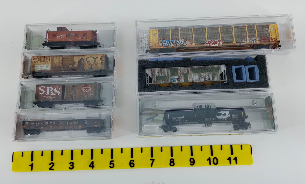 7 MICRO-TRAINS N SCALE WEATHERED FREIGHT CARS & CABOOSE W/ GRAFFITI, 7 OBS NNC INV 263330118