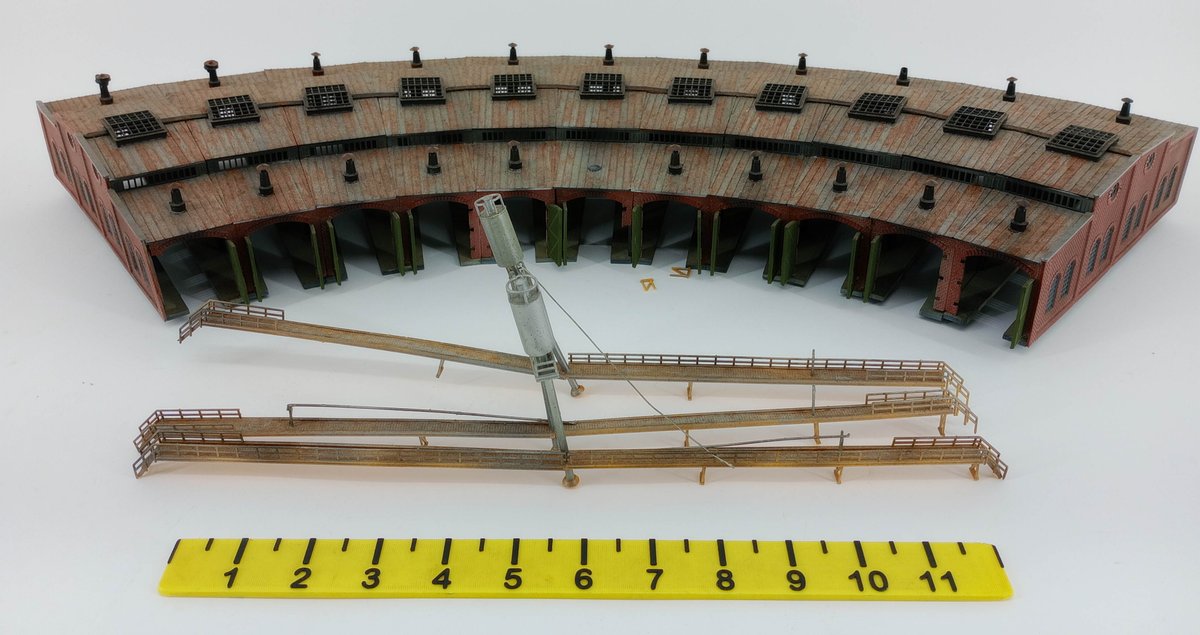 N SCALE CURVED PLASTIC BRICK ROUNDHOUSE W/ WEATHERED ROOF & 3 ELEVATED WALKWAYS W/ COALING TOWER INV 263330120