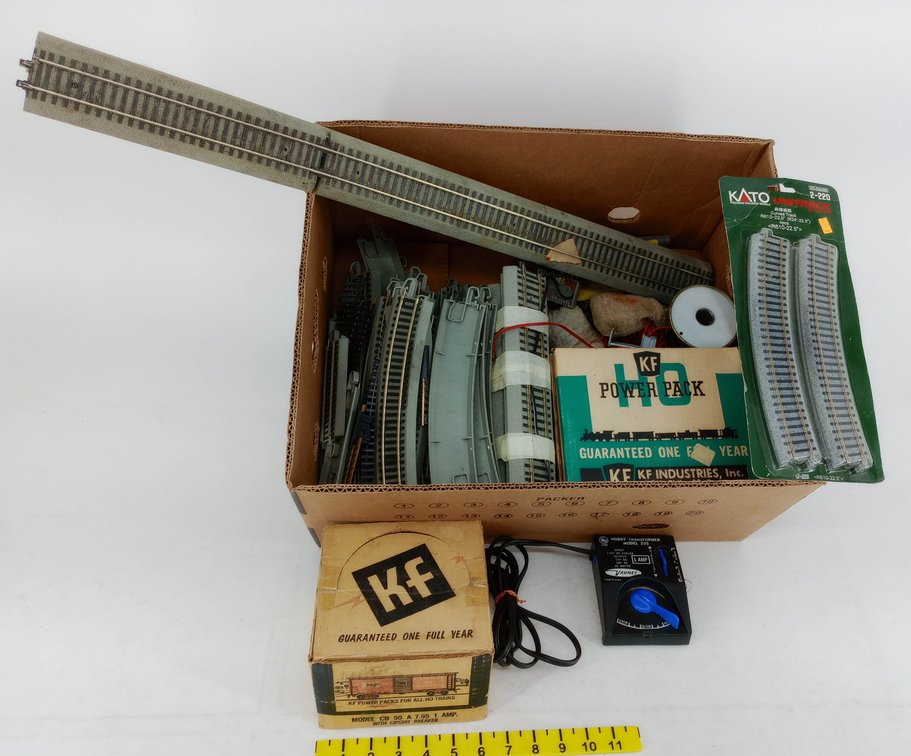 3 HO TRANS., GENEROUS SUPPLY OF HO STRAIGHT & CURVED TRACK PLUS MISC. ITEMS INV 260015249