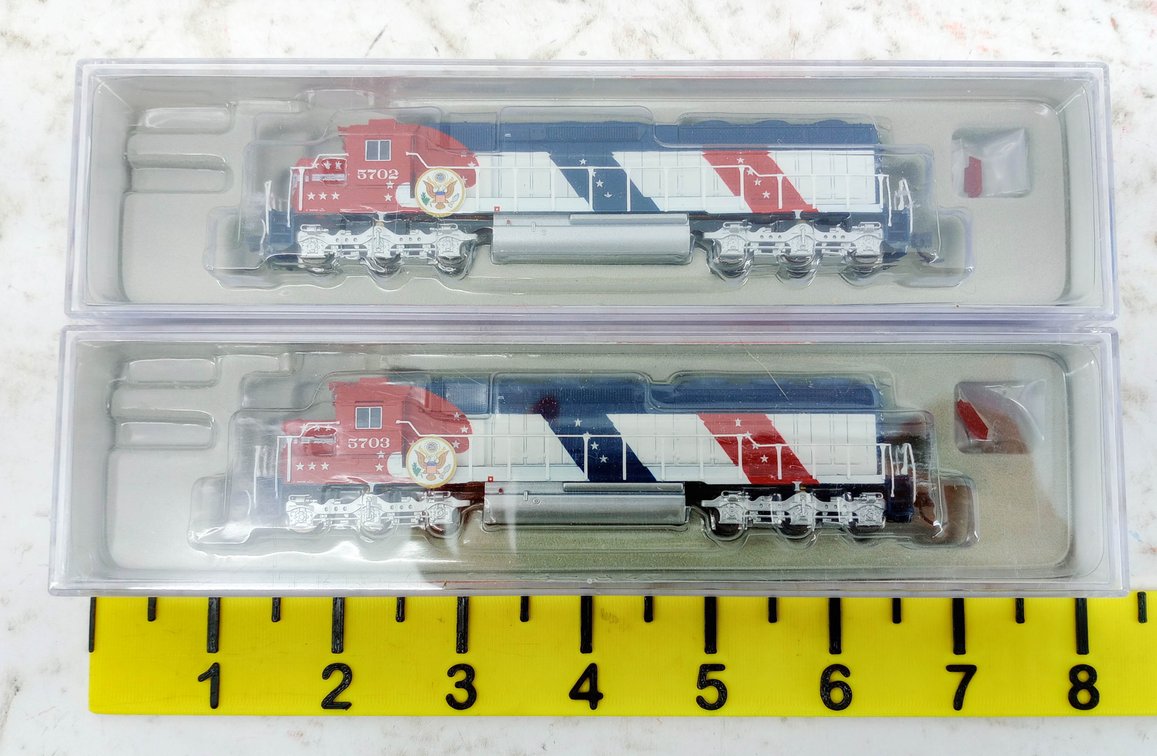 2 N SCALE 69596-03 & 69596-04 SANTA FE SD45-2 BICENTENNIAL DIESELS 5702 & 5703, 2 OBS INV 263330352