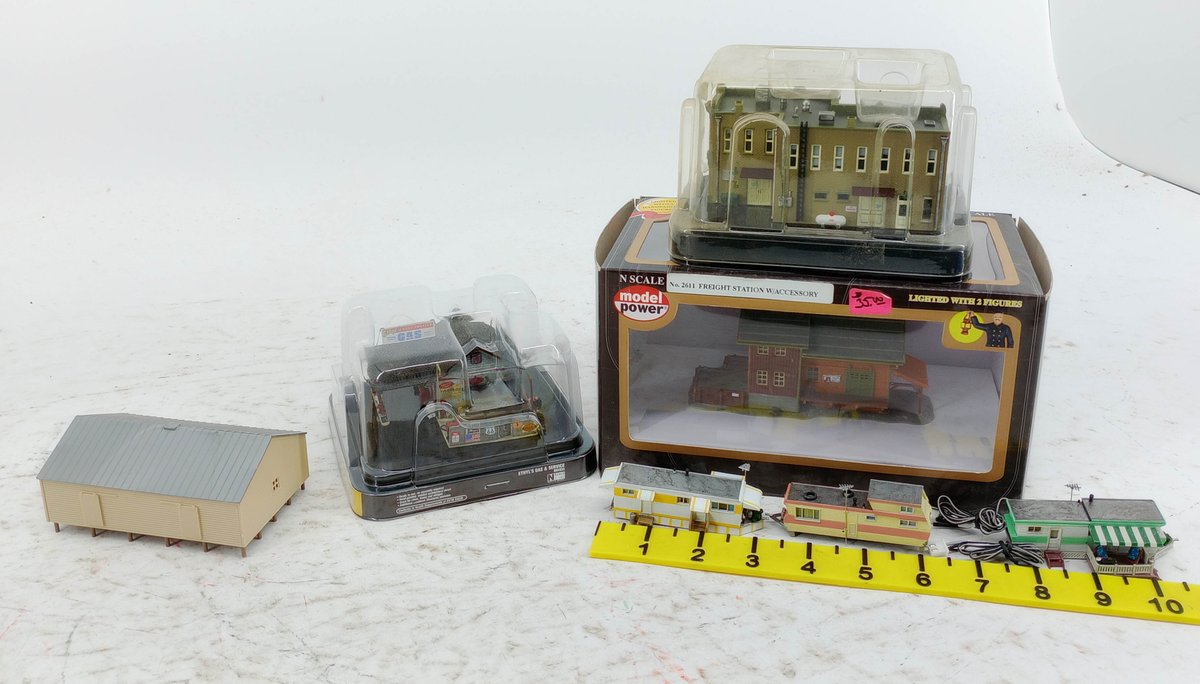 MODEL POWER N SCALE BUILDINGS & 3 TRAILERS INCL FREIGHT STATION 2611, ETHYL'S GAS, 3 OBS INV 263330496