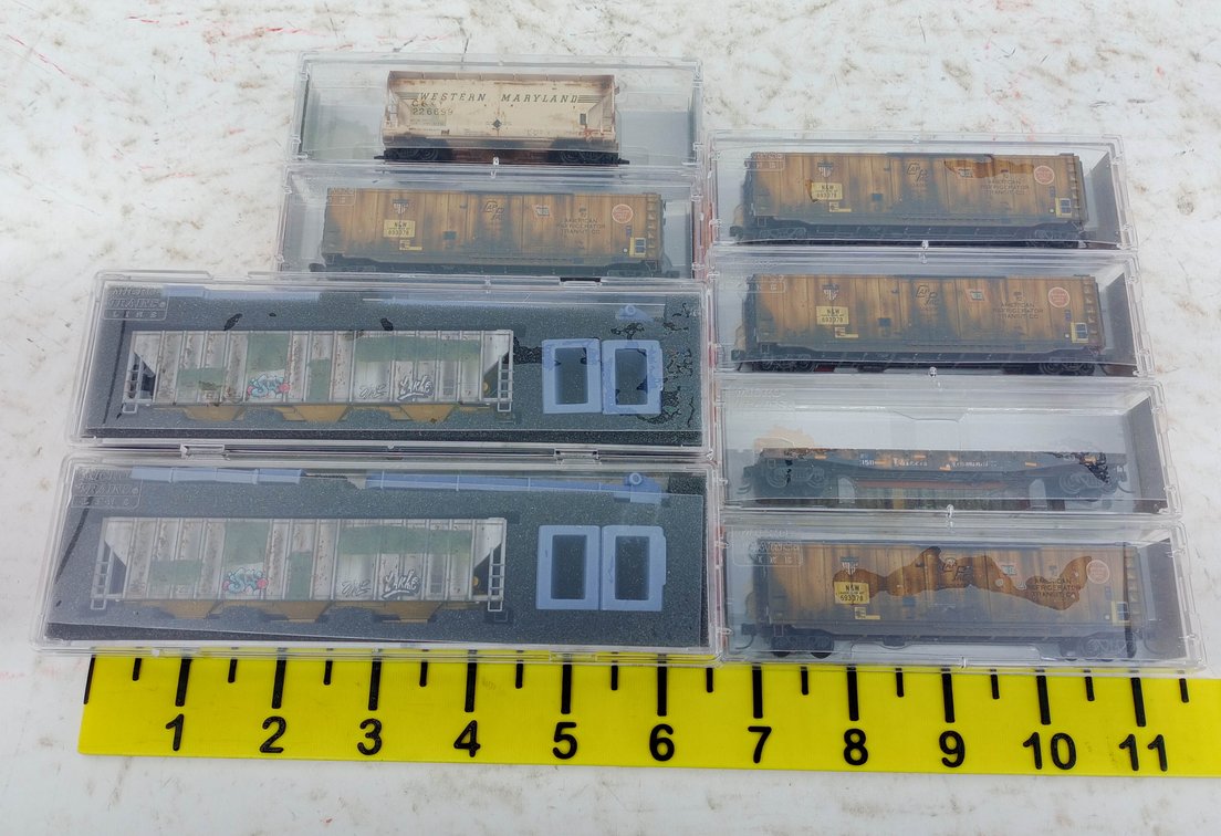 8 MICRO-TRAINS N SCALE WEATHERED FREIGHT CARS INCL N&W REEFERS & HOPPERS, 8 OBS INV 263330515
