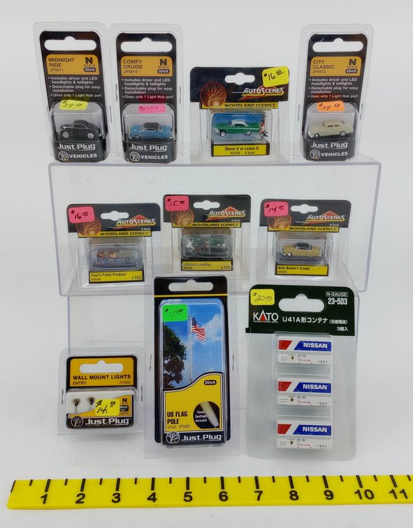 10 ASSORTED WOODLAND SCENICS & KATO N SCALE VEHICLES, LIGHTS, FLAG POLE & NISSAN CONTAINERS INV 263330642