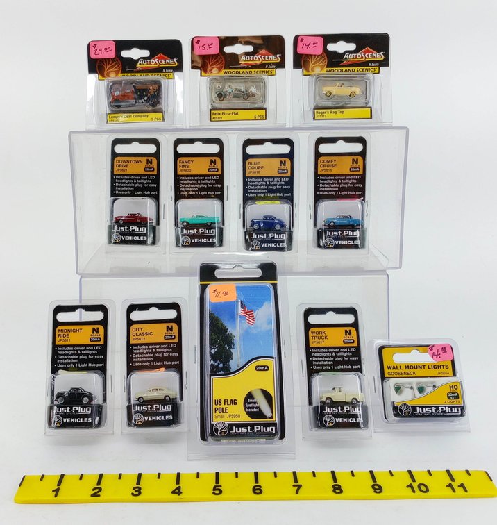 12 ASSORTED WOODLAND SCENICS JUST PLUG & AUTOSCENES N SCALE VEHICLES, LIGHTS & FLAG POLE SOME OBS INV 263330645